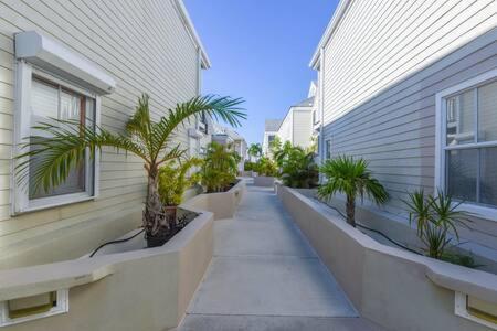 New Casa Caribe By Brightwild- Two-Story Condo Rooftop Pool キーウェスト エクステリア 写真