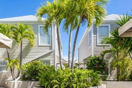 New Casa Caribe By Brightwild- Two-Story Condo Rooftop Pool キーウェスト エクステリア 写真
