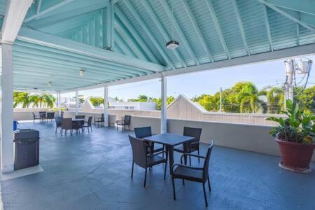 New Casa Caribe By Brightwild- Two-Story Condo Rooftop Pool キーウェスト エクステリア 写真