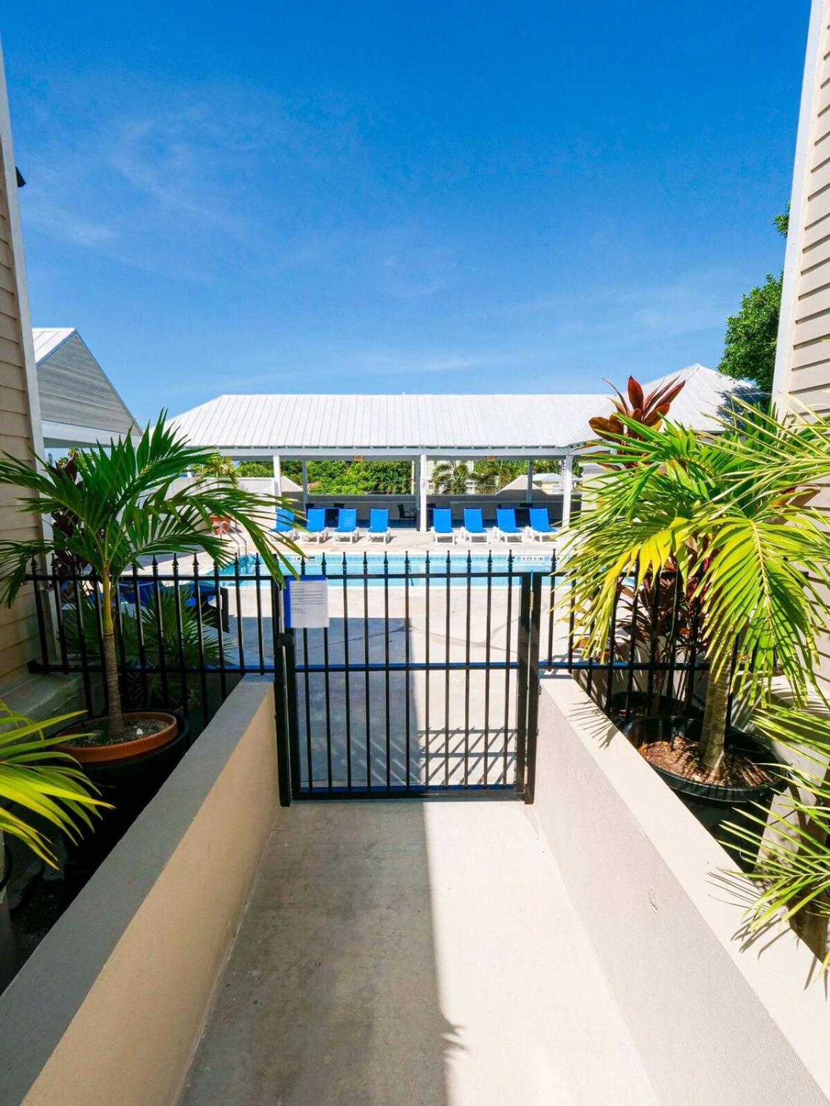 New Casa Caribe By Brightwild- Two-Story Condo Rooftop Pool キーウェスト エクステリア 写真